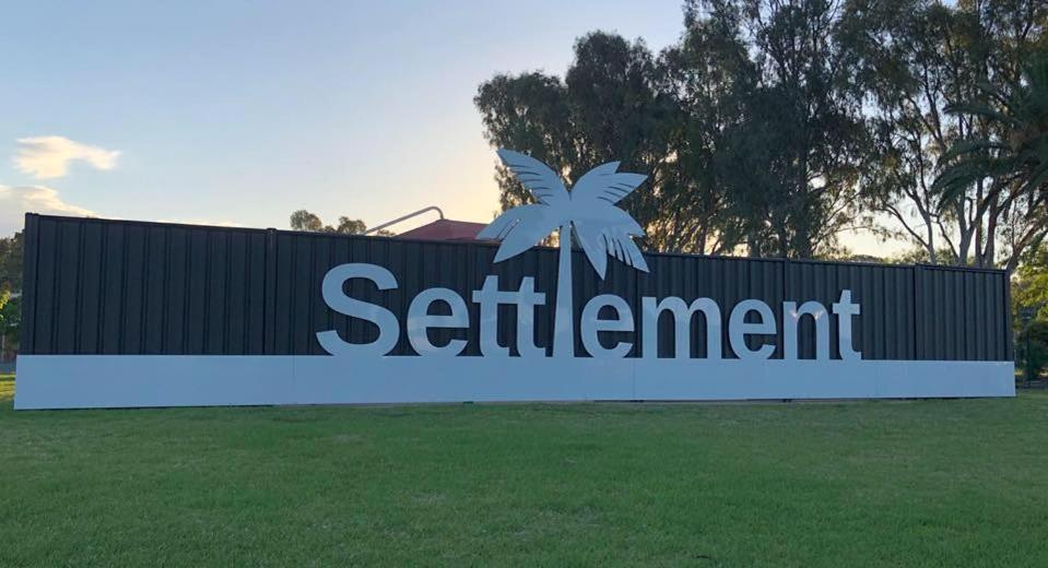 Settlement Motor Inn Дениликуин Экстерьер фото