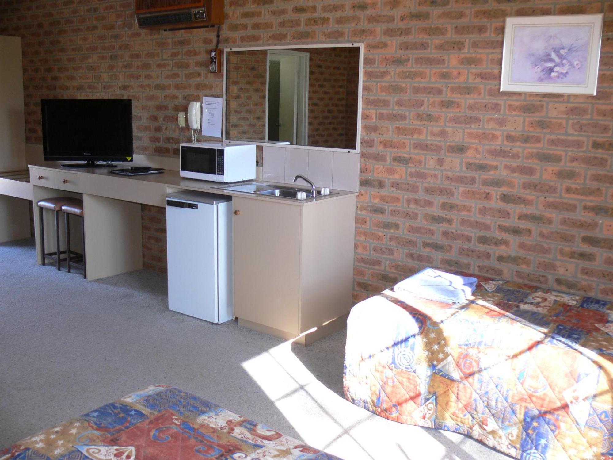 Settlement Motor Inn Дениликуин Экстерьер фото