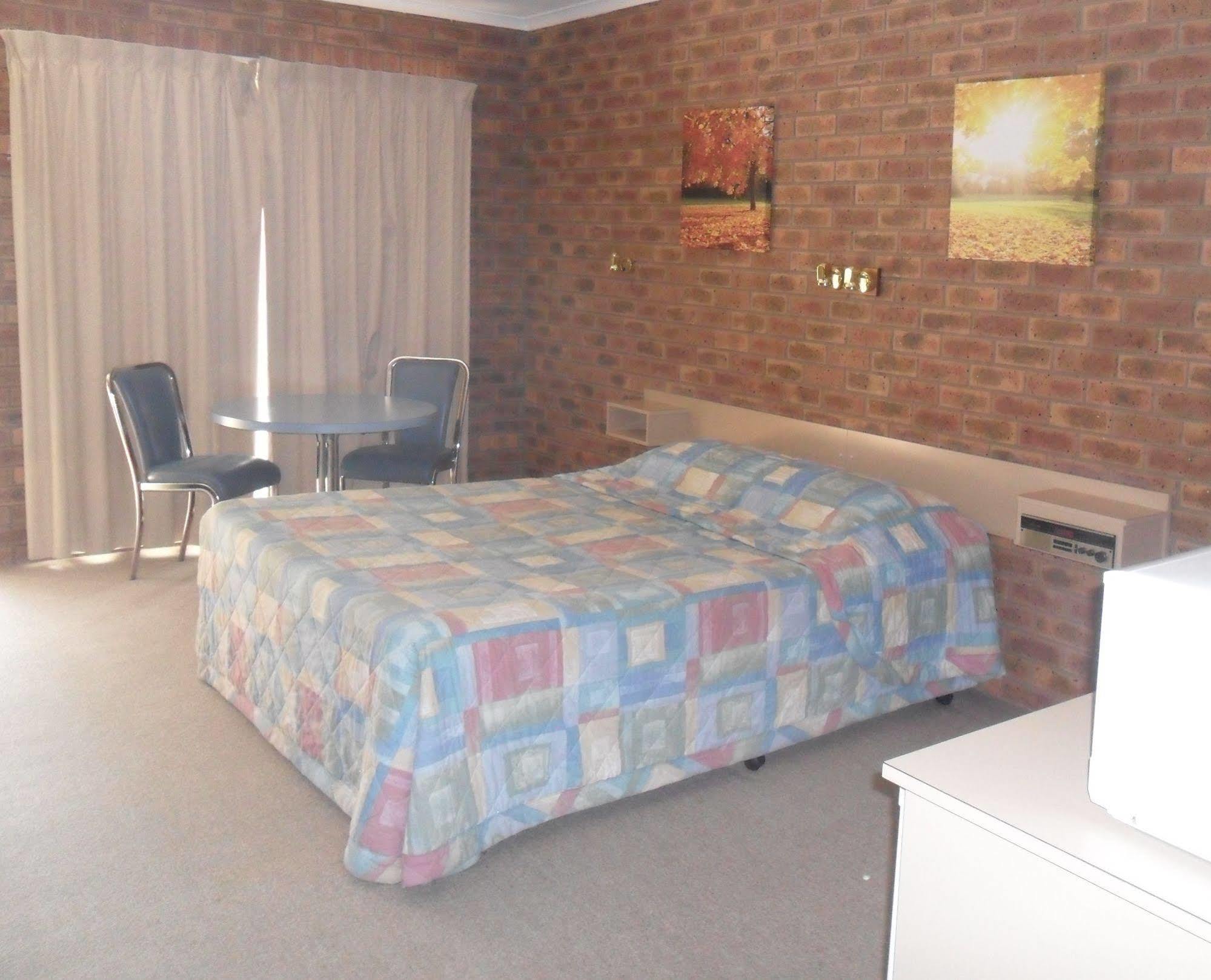 Settlement Motor Inn Дениликуин Экстерьер фото