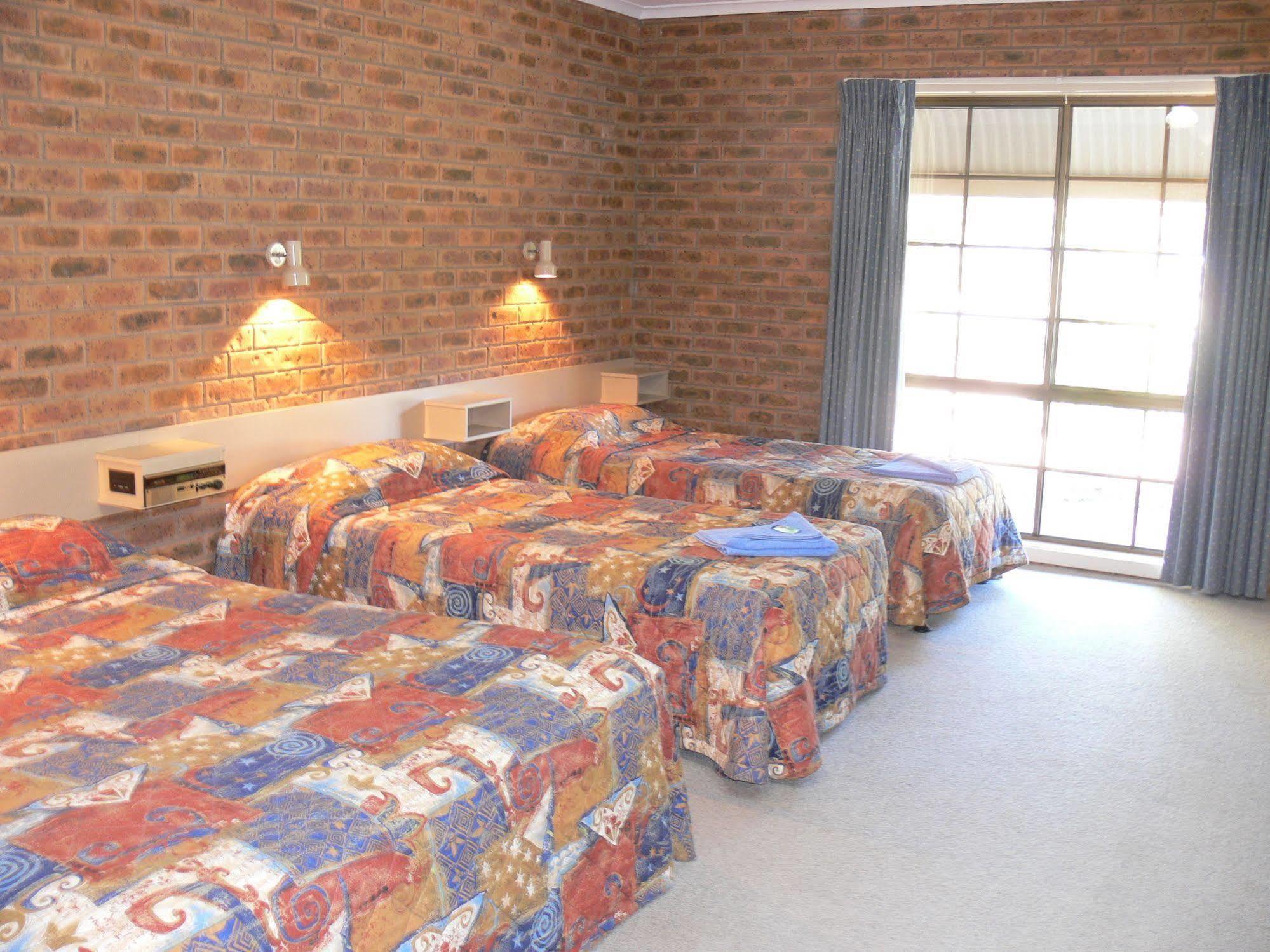 Settlement Motor Inn Дениликуин Экстерьер фото