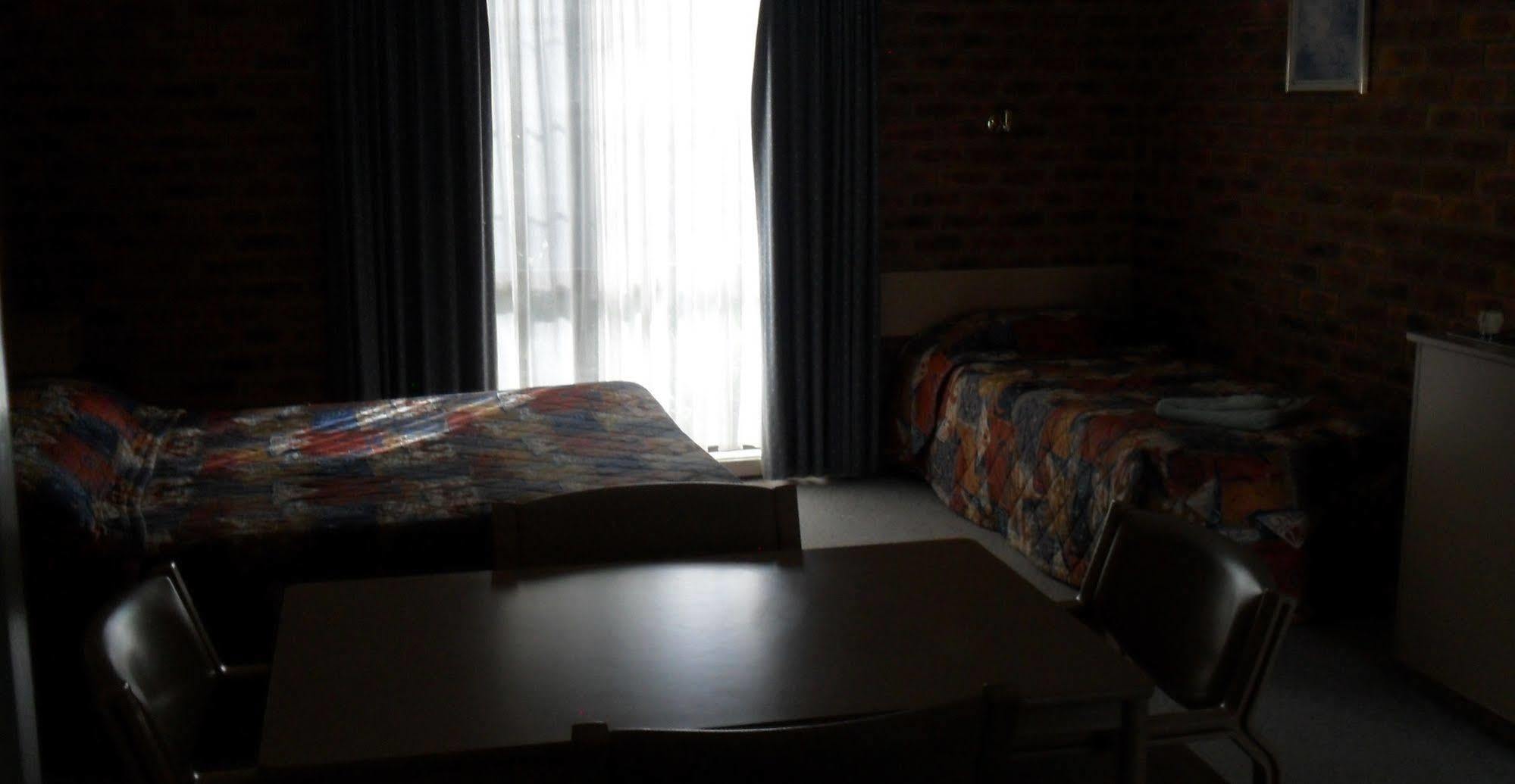 Settlement Motor Inn Дениликуин Экстерьер фото