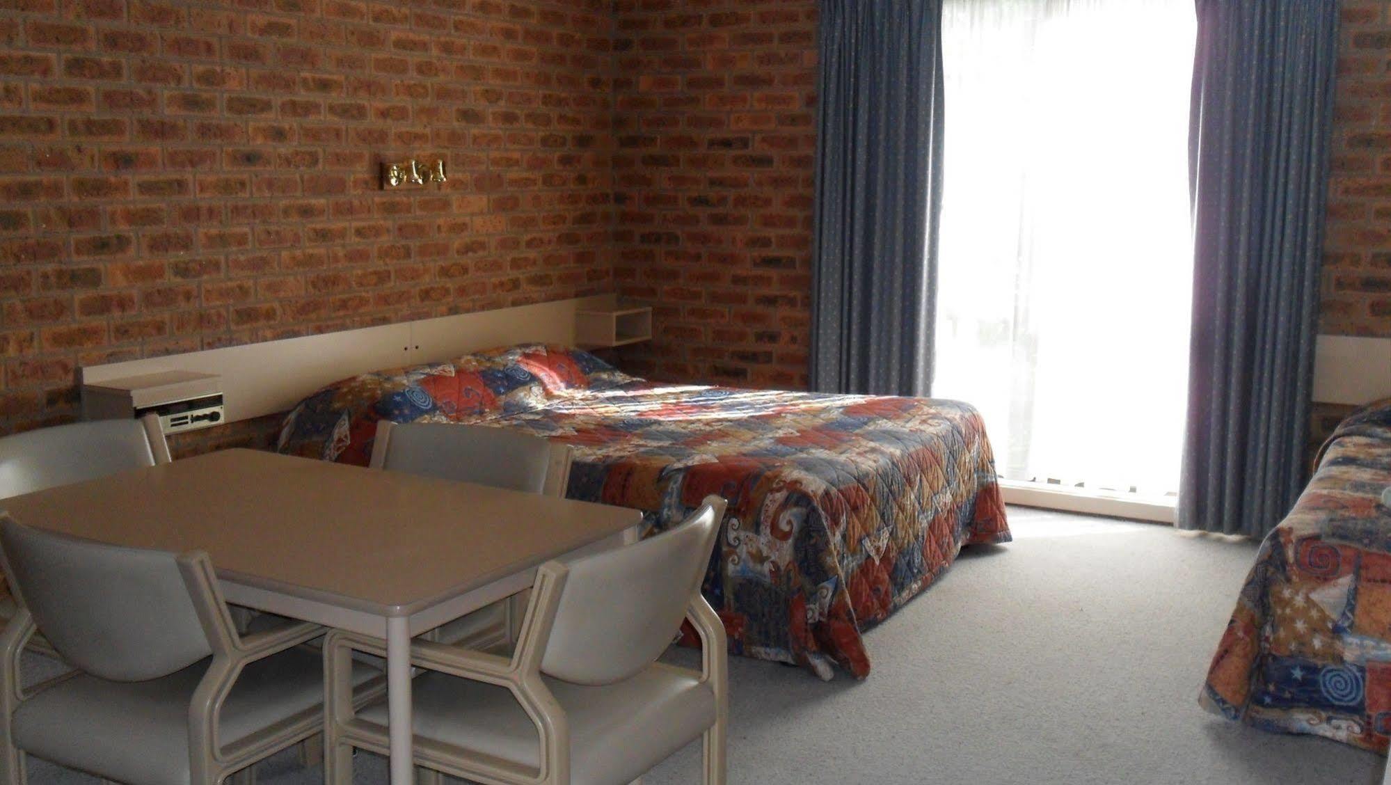 Settlement Motor Inn Дениликуин Экстерьер фото